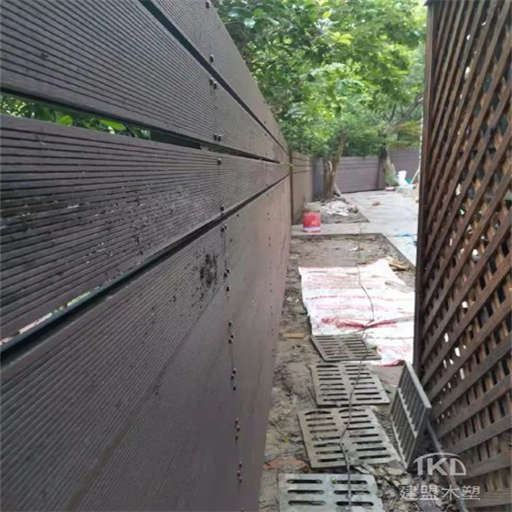 庭院木塑栅栏施工.jpg